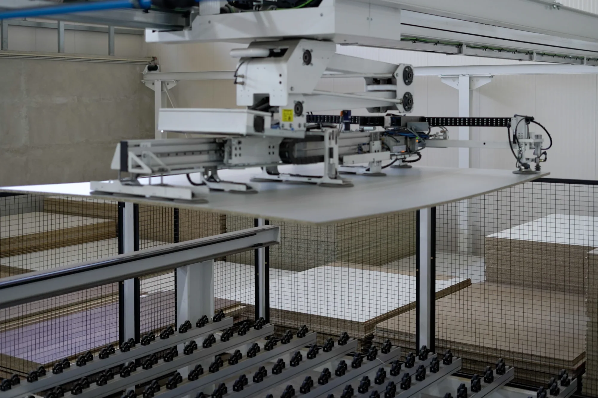 Máquina de corte de painéis na fábrica da Lança Encanto