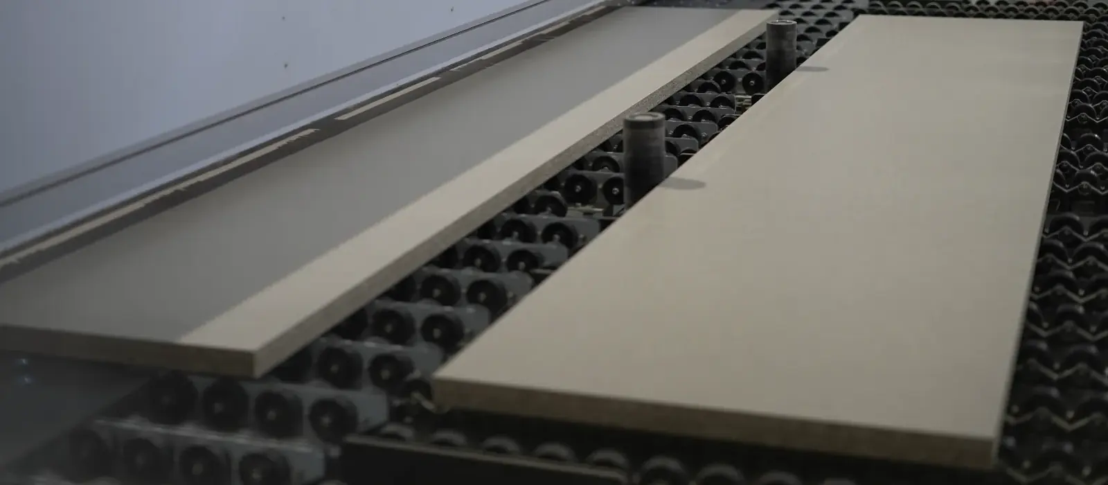 Máquina de corte de painéis na fábrica
