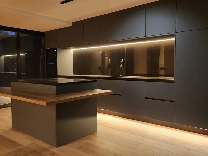 Cozinha moderna com ilha e iluminação